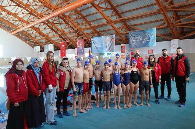 Nazilli'de Yüzme Bilmeyen Kalmasın Projesi ile çocuklara yüzme eğitimi veriliyor.